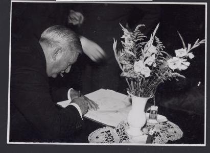 William S Knudsen underskriver GM dokument