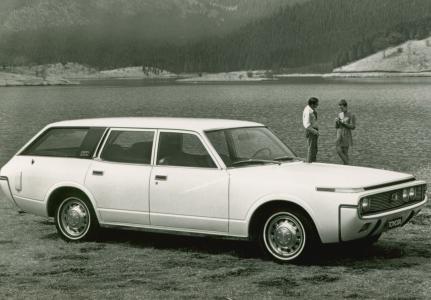 Toyota Crown S60 (foto 2)