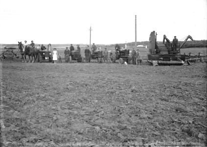 Gruppebillede med traktorer og mejetærsker