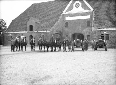 Gruppebillede med traktorer
