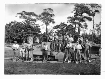 Gruppebillede med maskine til sporarbejde