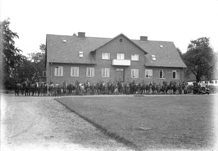 Gruppebillede med lastbil og heste