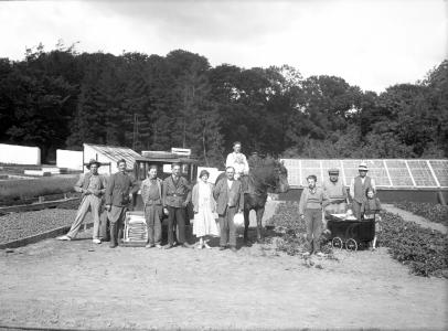 Gruppebillede på gartneri med bil 