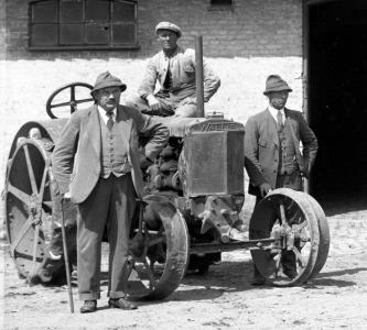 Gruppebillede med traktor