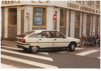 Citroën BX på et gadehjørne i Paris